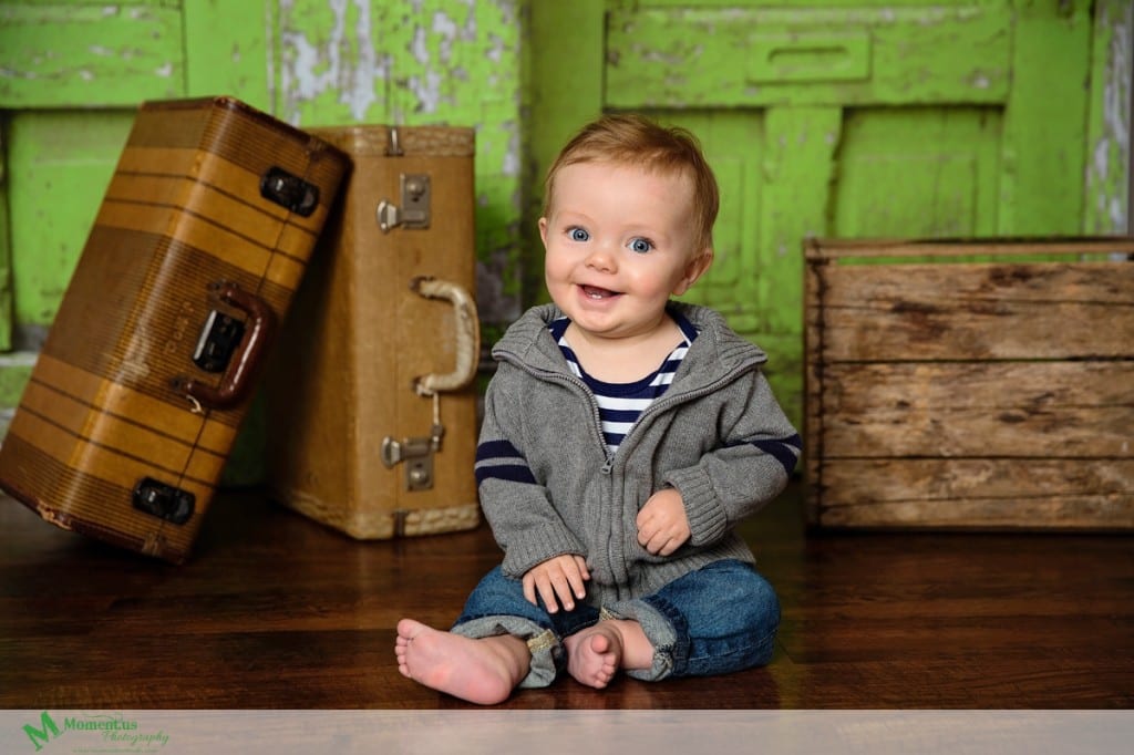 Cornwall children's photographer - green backdrop grey sweater