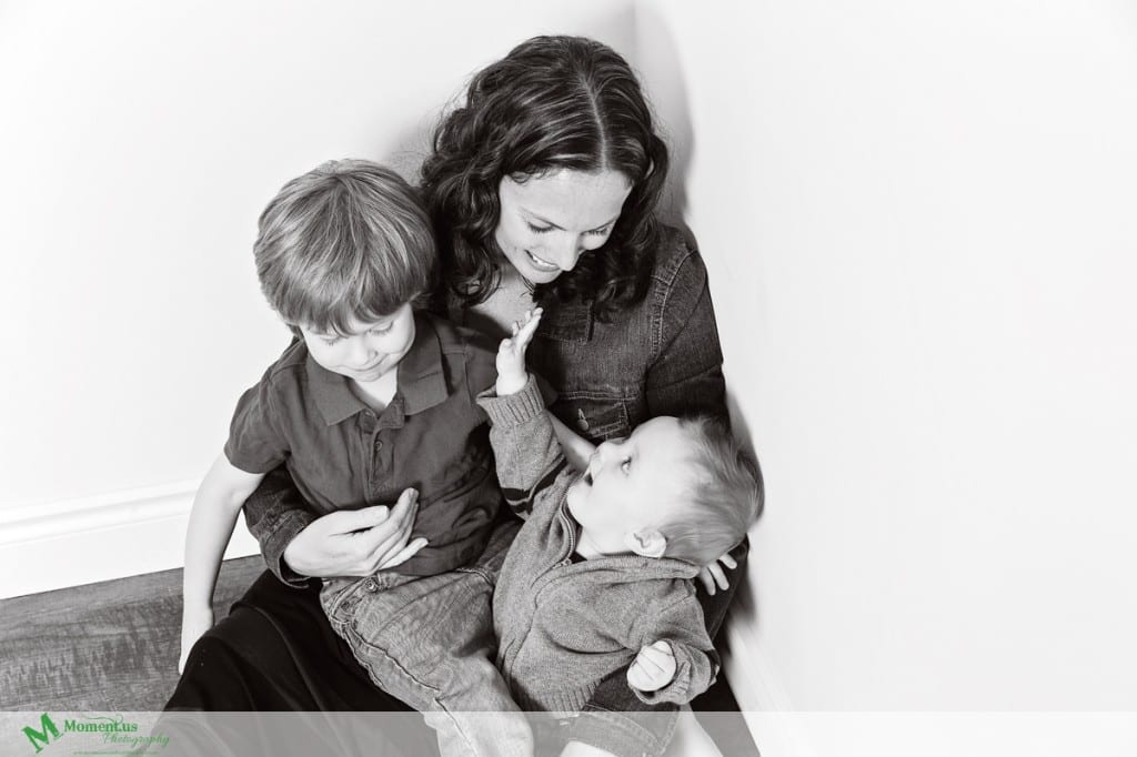 Cornwall children's photographer - boys with mom