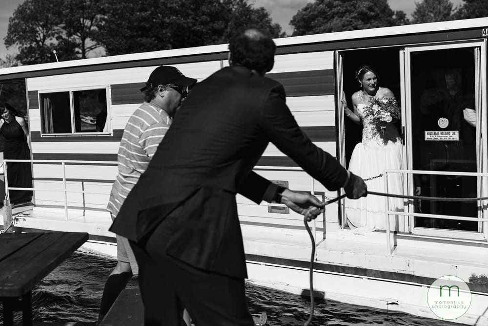bride arriving by boat to 1000 islands