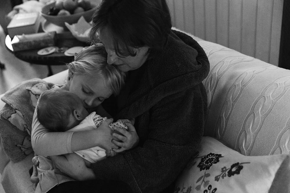 Stockholm mom cuddling with two daughters
