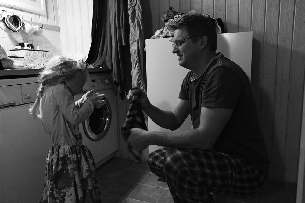 Stockholm girl with dad in bathroom