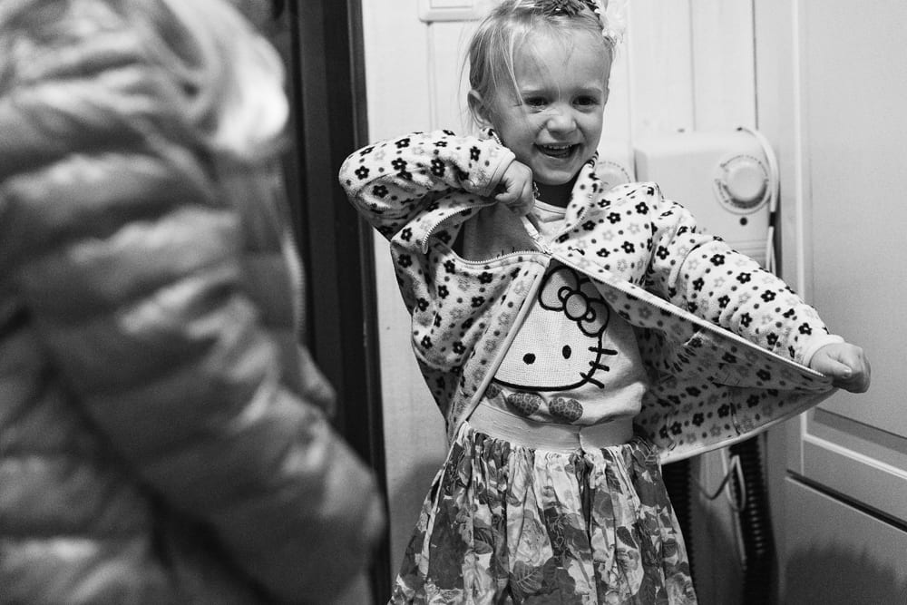 Stockholm girl having trouble with zipper