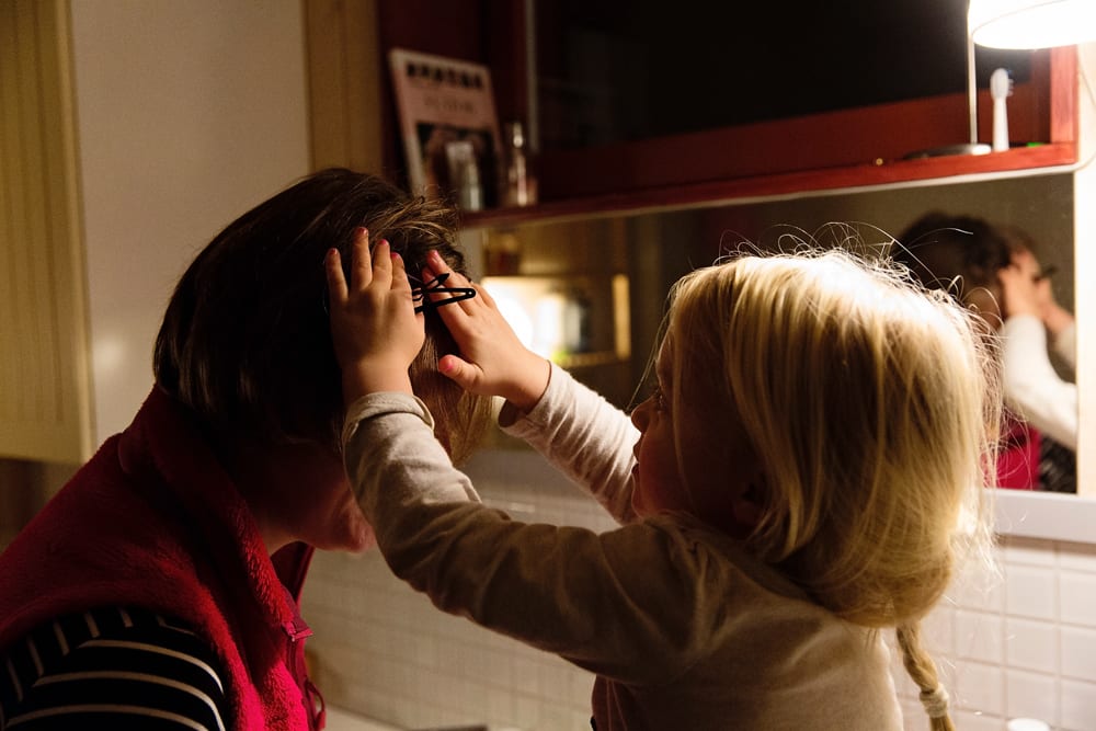 Stockholm daughter doing mom's hair