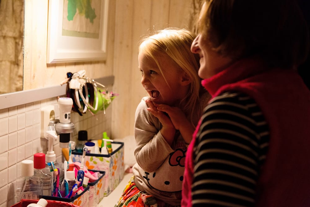 Stockholm mom and daughter doing hair