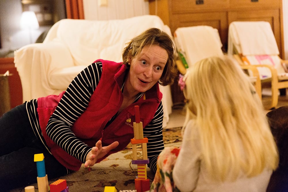 Stockholm mom plaing with blocks