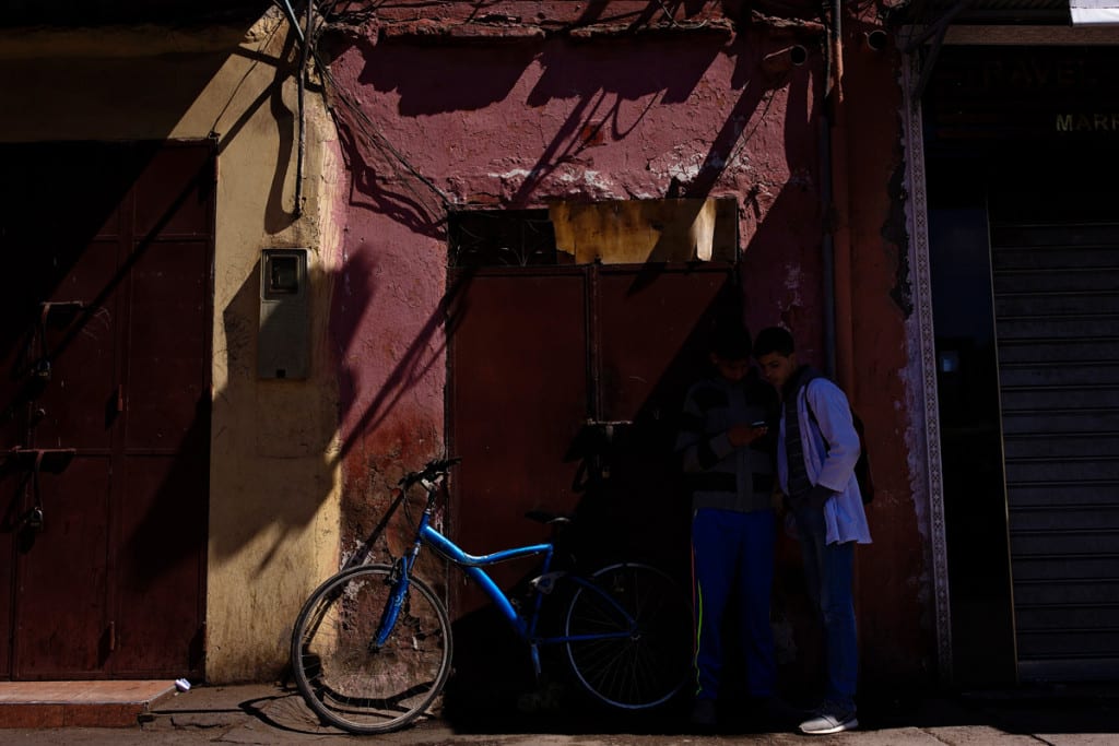 Wedding photographer in Morocco - boys in shadows