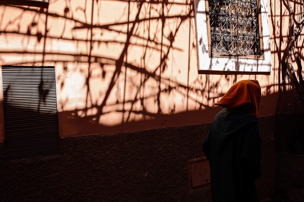Wedding photographer in Morocco - boy in orange hood