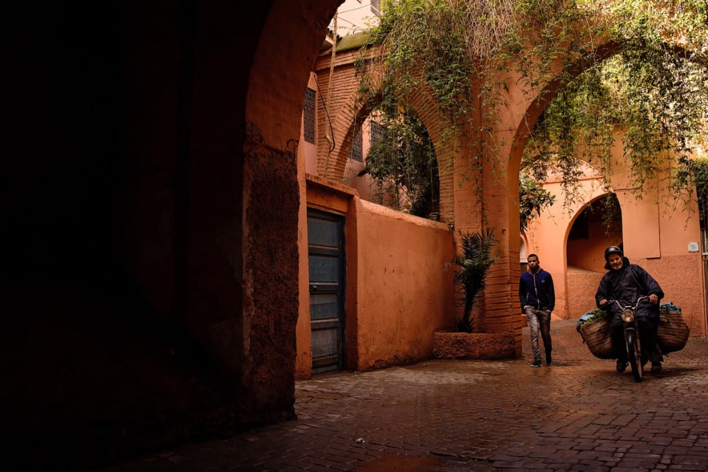 Wedding photographer in Morocco - pedestrian and cyclist under archway